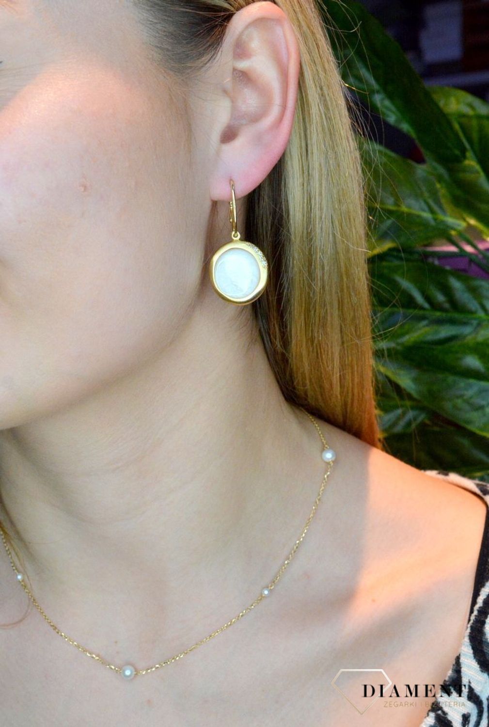 Srebrne kolczyki wiszące pozłacane z masą perłową OR AQ H4180227WH. Srebrne kolczyki okrągłe z masą perłową pozłoceniu. Kolczyki wykonane z srebra próby 925 w pozłoceniu żółtego złota. Biżuteria z masą perłową to jeden z.jpg